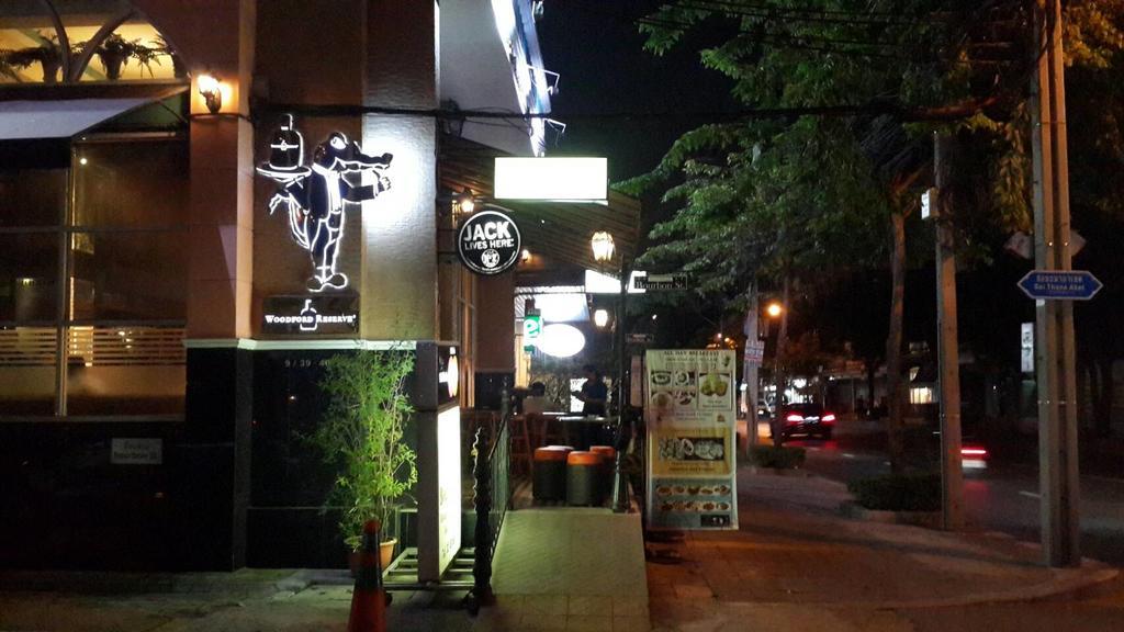 De Sky Sukhumvit Ekkamai Hotell Bangkok Exteriör bild