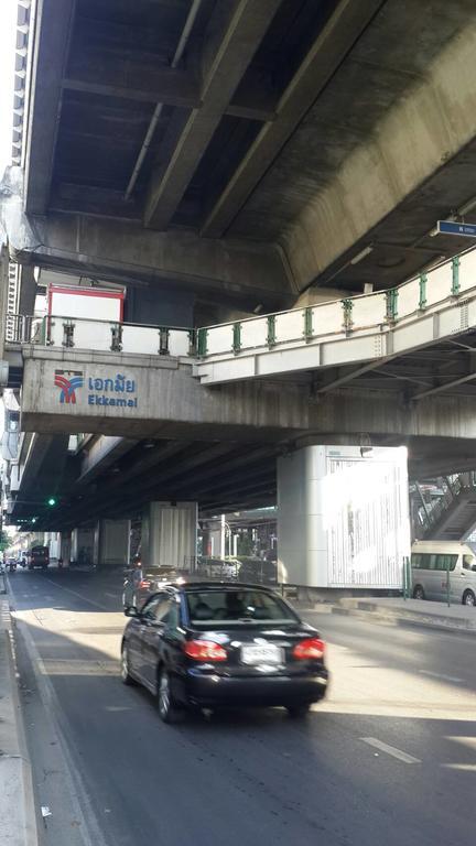 De Sky Sukhumvit Ekkamai Hotell Bangkok Exteriör bild