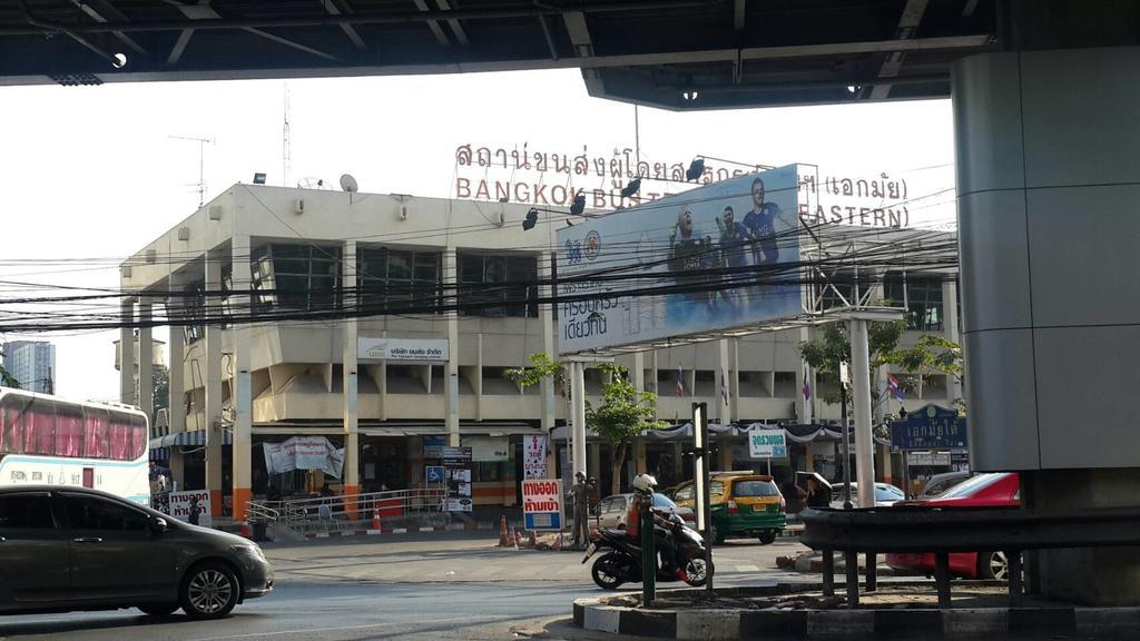 De Sky Sukhumvit Ekkamai Hotell Bangkok Exteriör bild