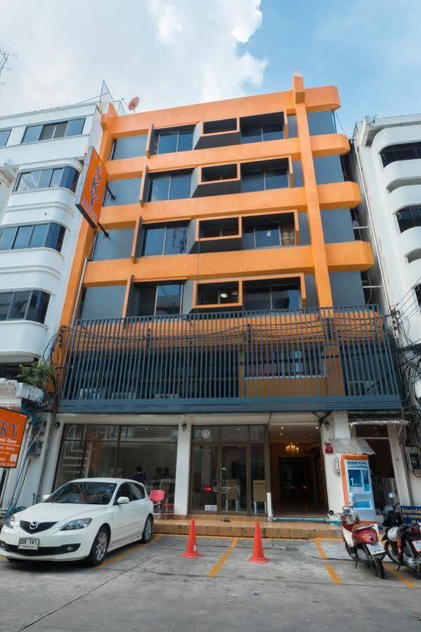 De Sky Sukhumvit Ekkamai Hotell Bangkok Exteriör bild