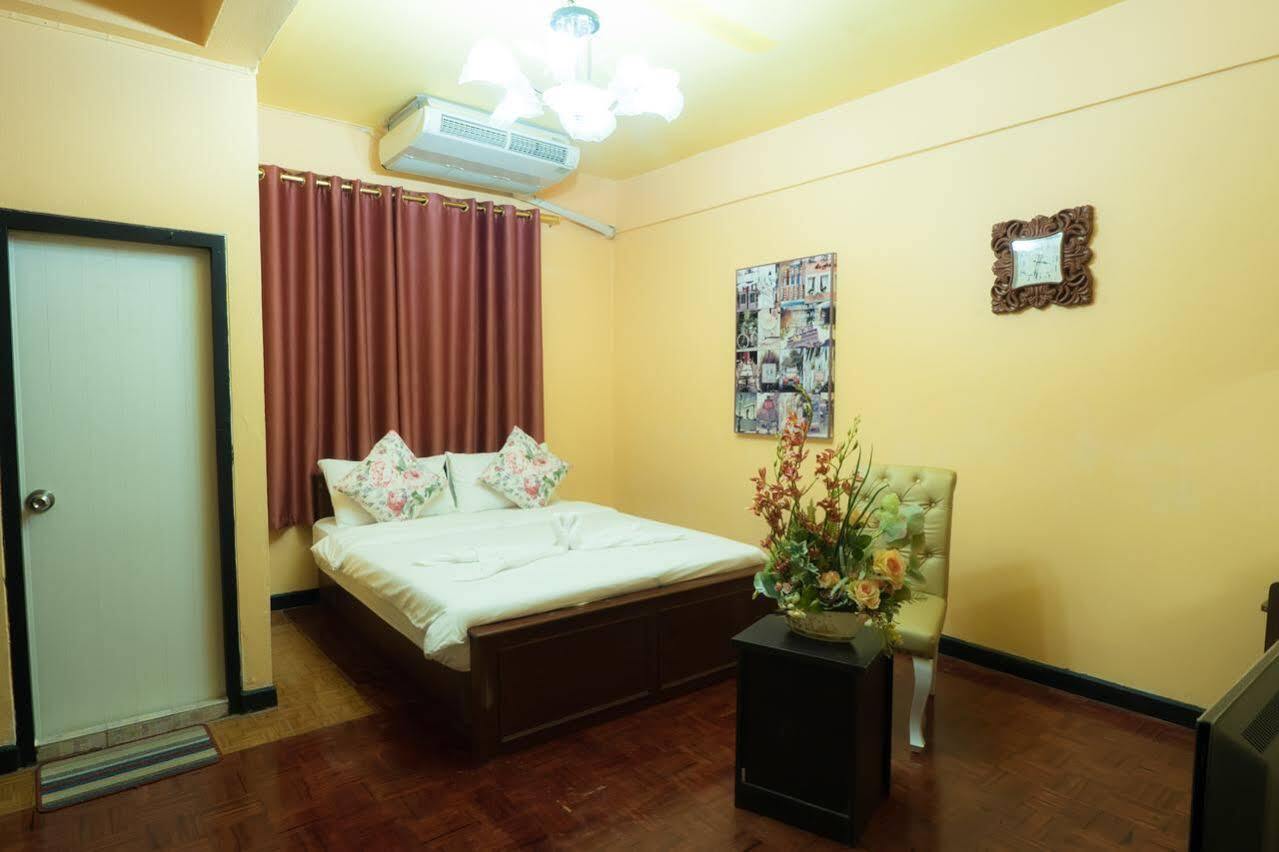 De Sky Sukhumvit Ekkamai Hotell Bangkok Exteriör bild